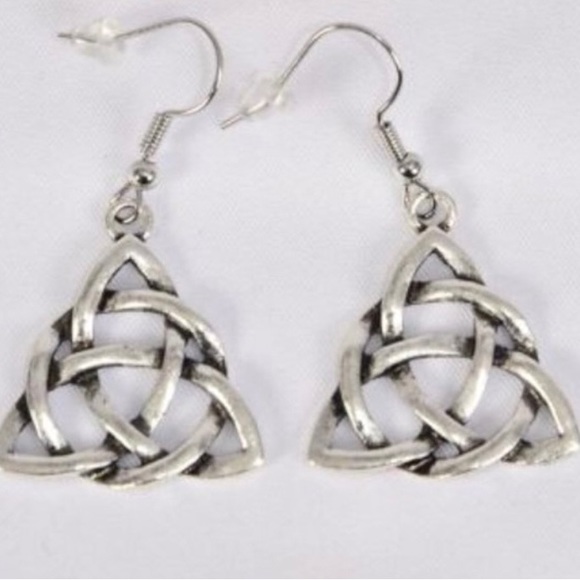 TRINITY KNOT OR TRIQUETRA HANGING EARRINGS IN ANTIQUED SILVER FINISH! - Picture 4 of 15